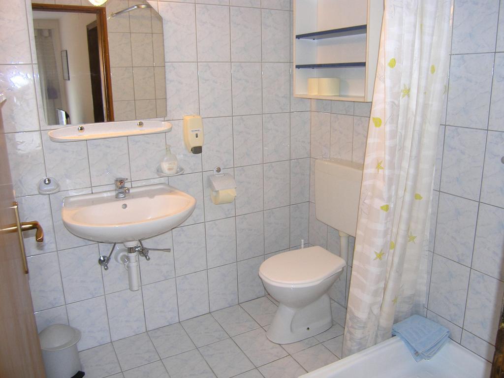 Apartmani Dolencic Krk Town Exterior foto